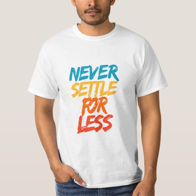 Never Settle For Less – Motivational Quote T-Shirt (Vorderseite)