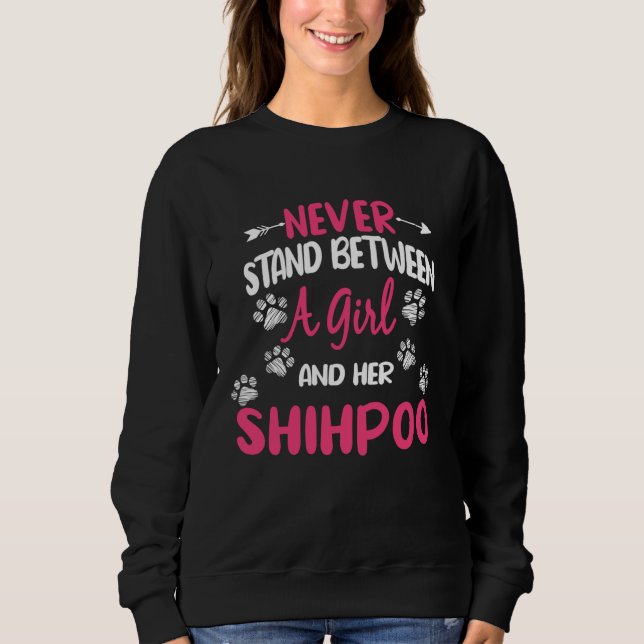 Never Stand Between A Girl And Her Shihpoo Dog Sho Sweatshirt (Vorderseite)