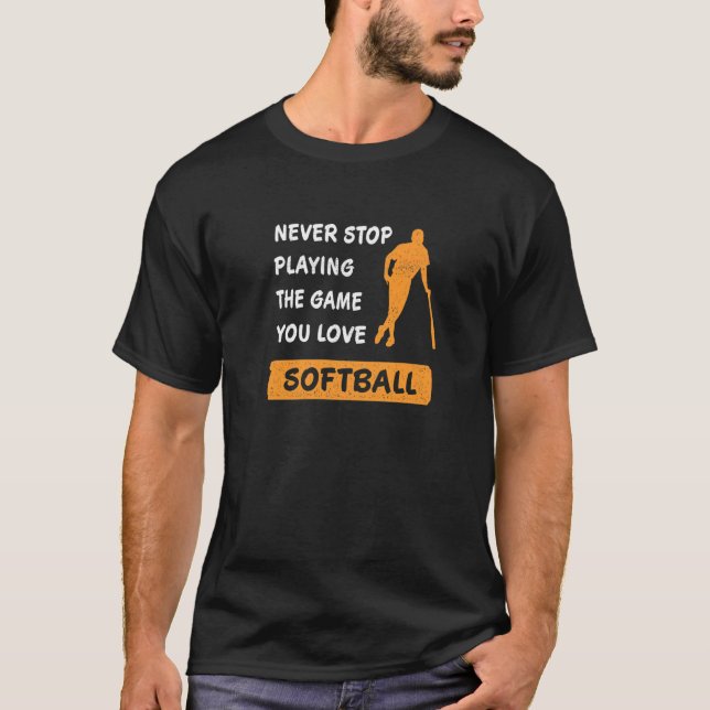 Never stop playing the game you love Softball Sayi T-Shirt (Vorderseite)