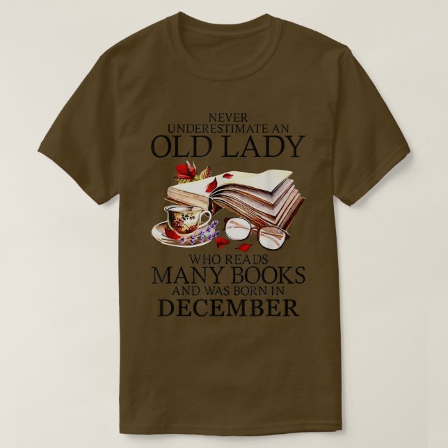 Never Underestimate A December Lady Who Reads Many T-Shirt (Design vorne)