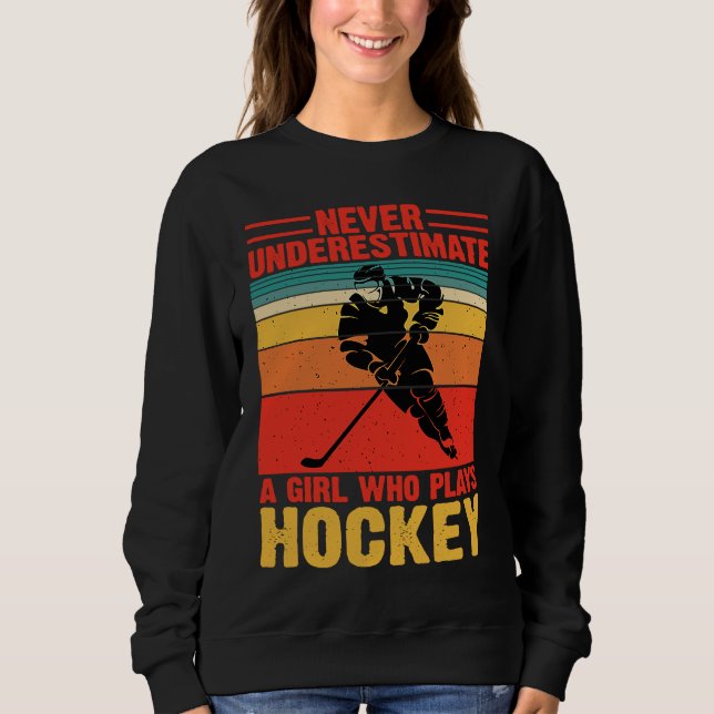 Never Underestimate A Girl Who Plays Hockey Funny  Sweatshirt (Vorderseite)