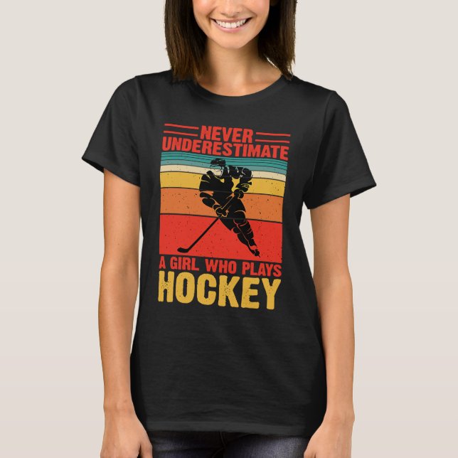 Never Underestimate A Girl Who Plays Hockey Funny  T-Shirt (Vorderseite)