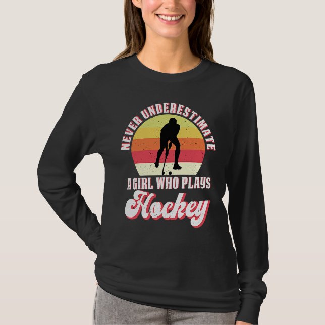 Never Underestimate A Girl Who Plays Hockey Retro  T-Shirt (Vorderseite)