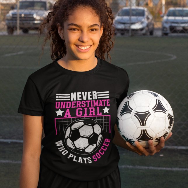 Never Underestimate a Girl Who Plays Soccer  T-Shirt (Von Creator hochgeladen)