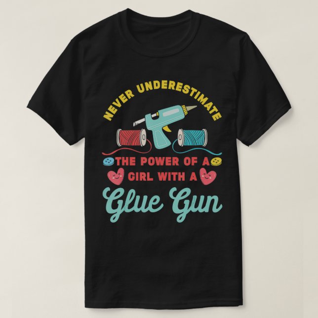 Never Underestimate A Girl with A Glue Gun  Crafty T-Shirt (Design vorne)