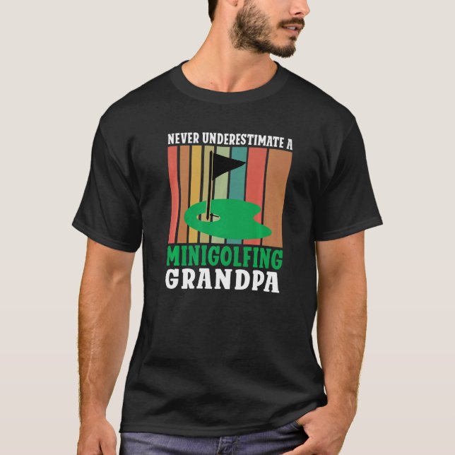Never underestimate a Minigolfing Grandpa Mini Gol T-Shirt (Vorderseite)