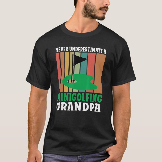 Never underestimate a Minigolfing Grandpa Mini Gol T-Shirt (Vorderseite)