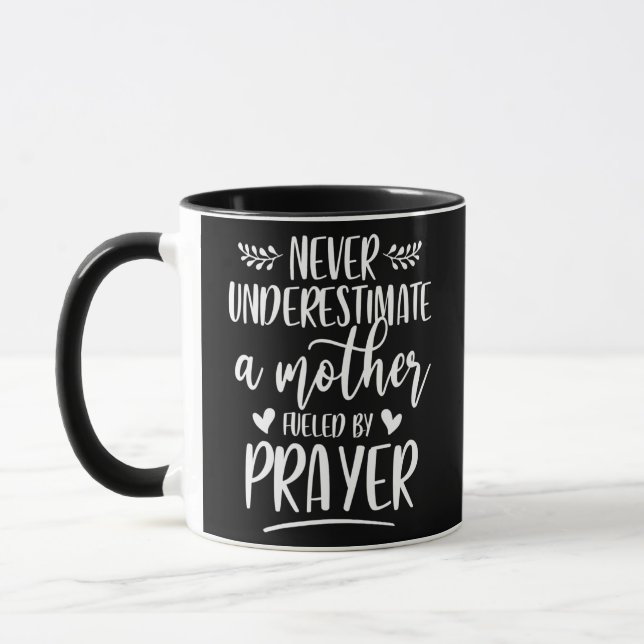Never Underestimate A Mother Fueled By Prayer Tasse (Links)