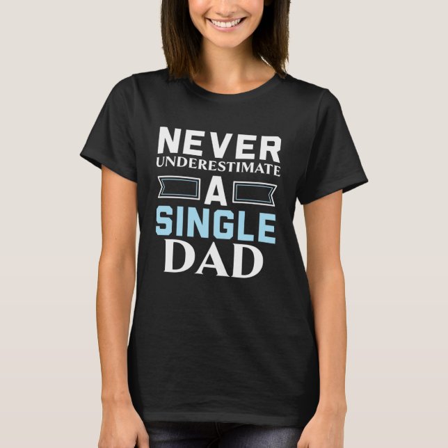 Never Underestimate A Single Dad Fatherhood Father T-Shirt (Vorderseite)