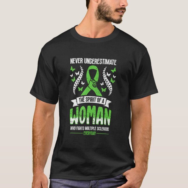 Never Underestimate A Woman Fights  Scoliosos surv T-Shirt (Vorderseite)