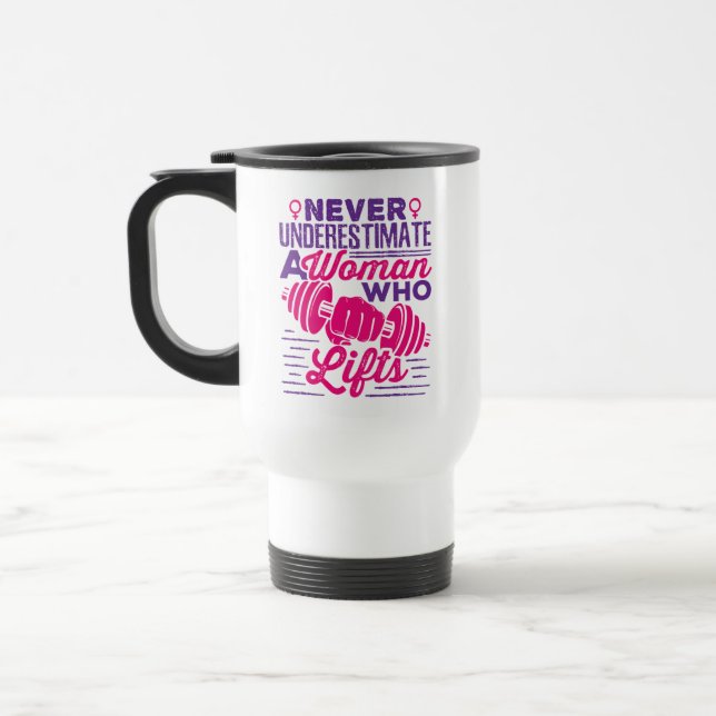 Never Underestimate a Woman Who Lifts Mug Reisebecher (Links)