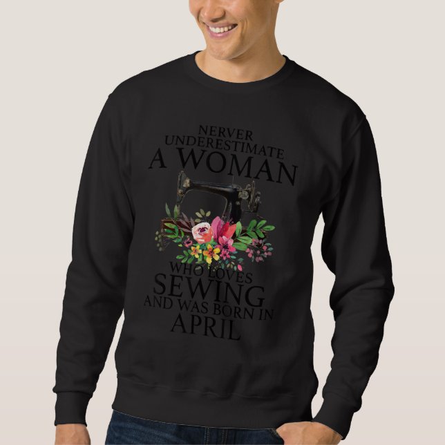 Never Underestimate A Woman Who Loves Sewing Born  Sweatshirt (Vorderseite)
