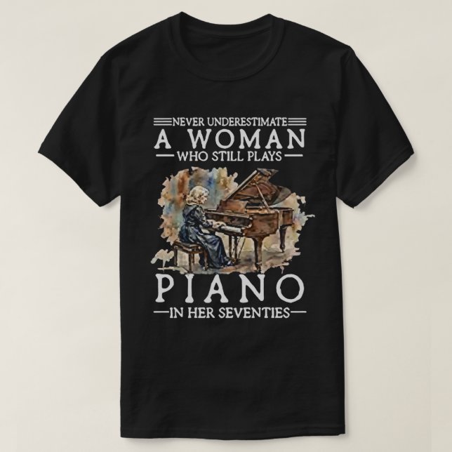 Never Underestimate a Woman Who Plays Piano in Her T-Shirt (Design vorne)