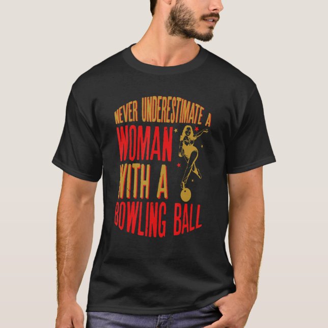 Never Underestimate A Woman With A Bowling Ball Fu T-Shirt (Vorderseite)