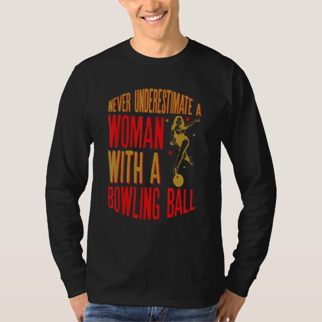 Never Underestimate A Woman With A Bowling Ball Fu T-Shirt (Vorderseite)