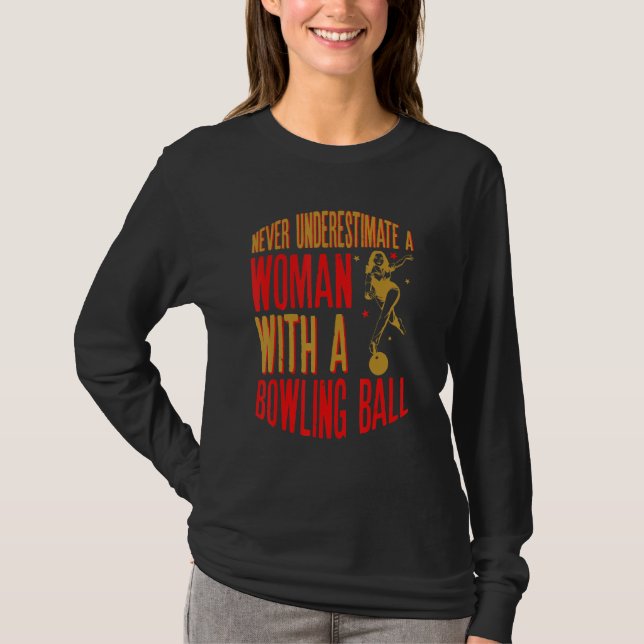 Never Underestimate A Woman With A Bowling Ball Fu T-Shirt (Vorderseite)
