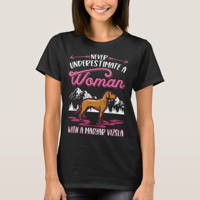 Never underestimate a woman with a Magyar Vizsla T-Shirt (Vorderseite)