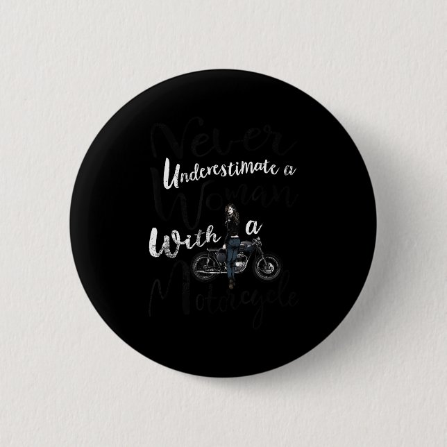 Never Underestimate A Woman With A Motorcycle Funn Button (Vorderseite)