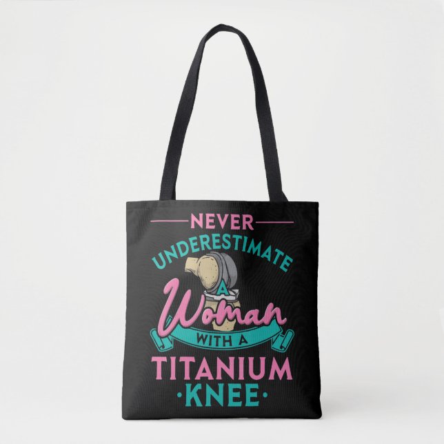 Never Underestimate A Woman With A Titanium Knee T (Vorderseite)