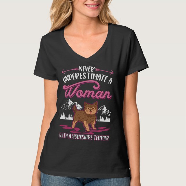Never underestimate a woman with a Yorkshire Terri T-Shirt (Vorderseite)