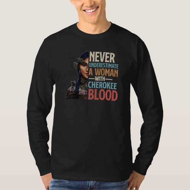 Never Underestimate A Woman With Cherokee Blood Pr T-Shirt (Vorderseite)
