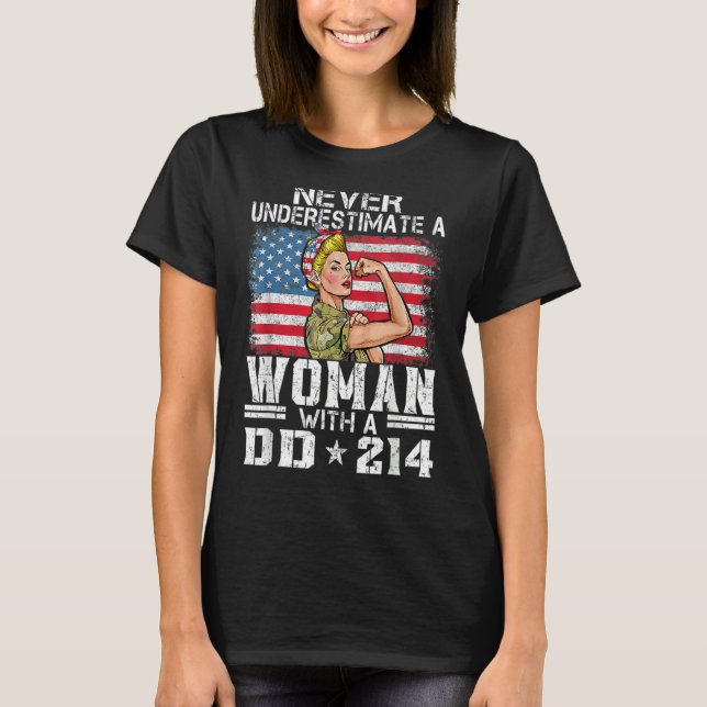Never Underestimate A Woman With DD-214 Proud US V T-Shirt (Vorderseite)