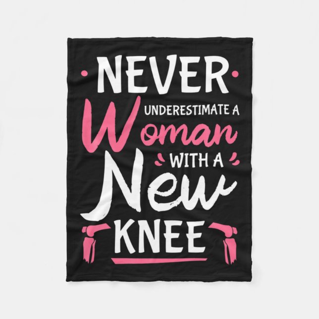 Never Underestimate A Women New Knee Replacement S Fleecedecke (Vorderseite)