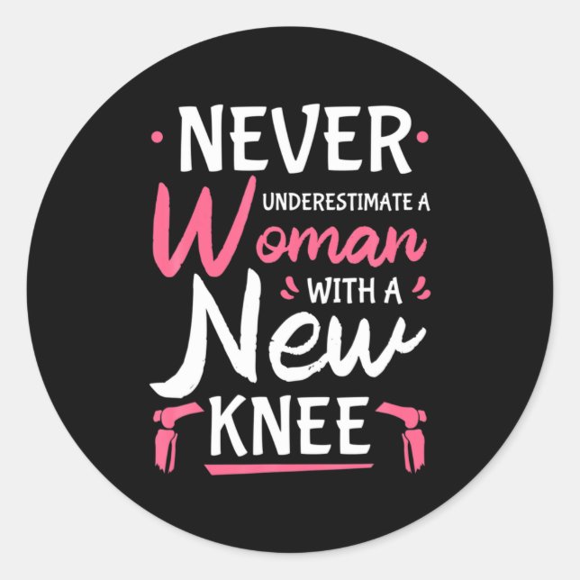 Never Underestimate A Women New Knee Replacement S Runder Aufkleber (Vorderseite)