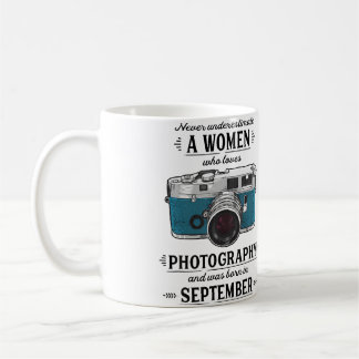 Never Underestimate A Women Who Loves Photography  Kaffeetasse