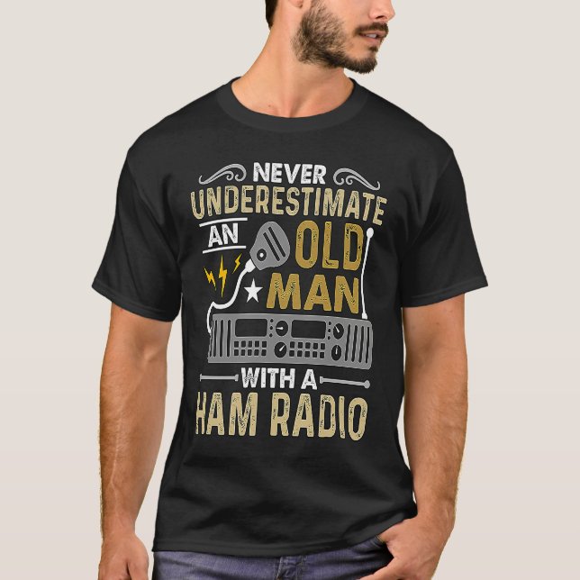 Never Underestimate An Old Amateur Radio Operator  T-Shirt (Vorderseite)