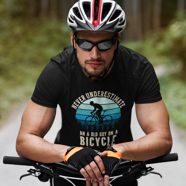 Never Underestimate an old guy on a Bicycle T-Shirt (Von Creator hochgeladen)