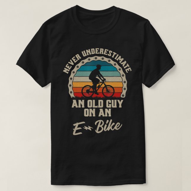 Never Underestimate An Old Guy On An EBike Biking  T-Shirt (Design vorne)