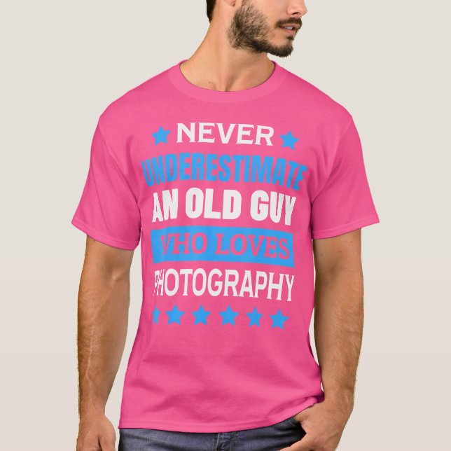 Never Underestimate An Old Guy Who Loves Photograp T-Shirt (Vorderseite)
