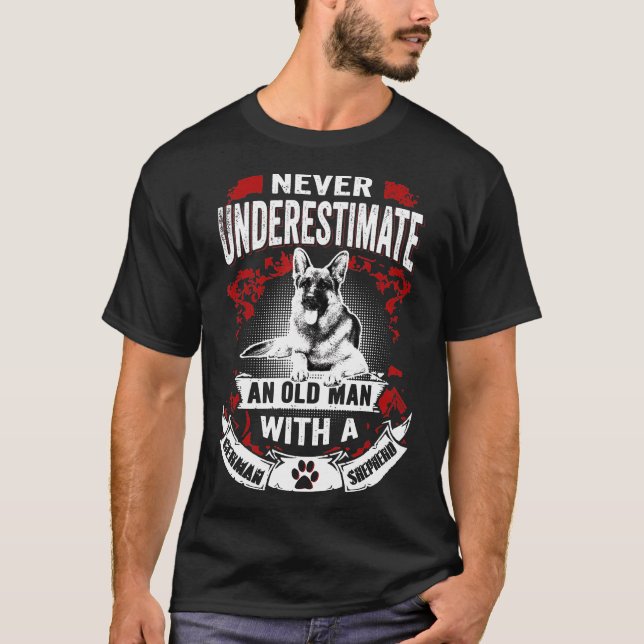 Never Underestimate An Old Man German Shepherd Dog T-Shirt (Vorderseite)
