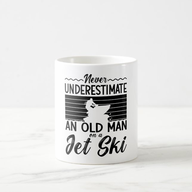 Never Underestimate An Old Man Jet Skiing Jet Ski Kaffeetasse (Mittel)