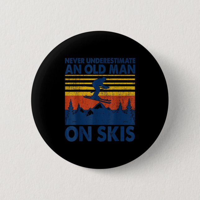 Never Underestimate An Old Man On Skis Funny Winte Button (Vorderseite)