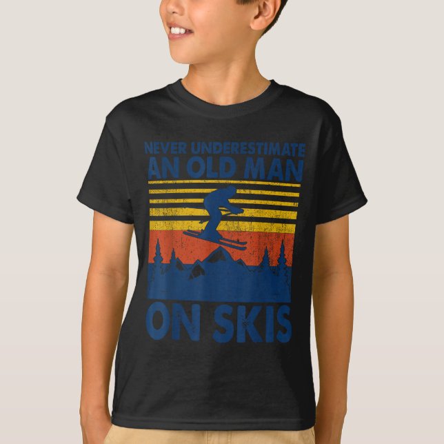 Never Underestimate An Old Man On Skis Funny Winte T-Shirt (Vorderseite)
