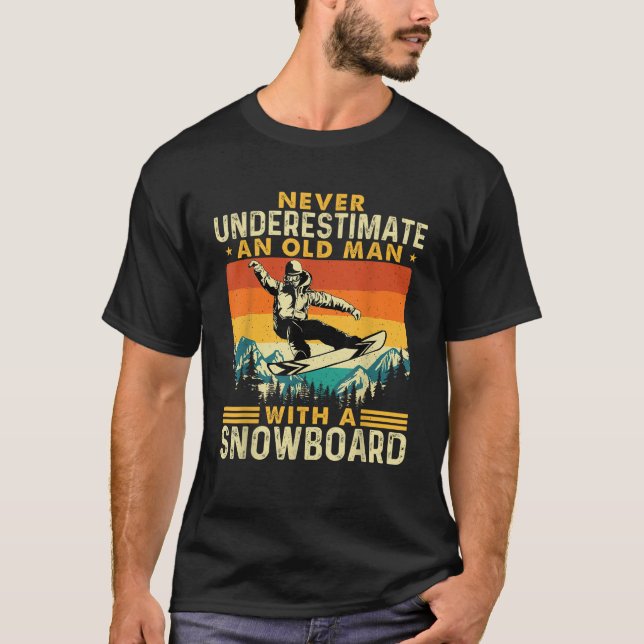 Never Underestimate An Old Man Snowboarding Snowbo T-Shirt (Vorderseite)
