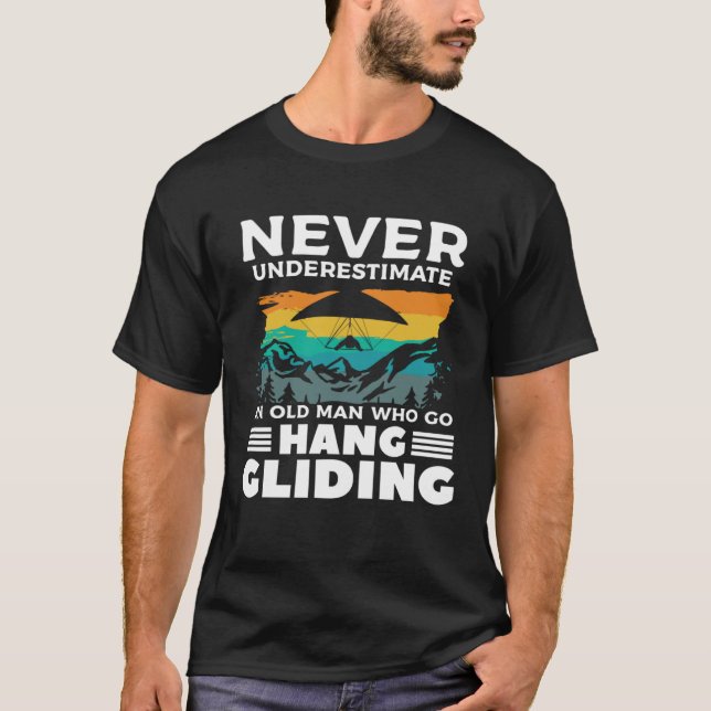 Never Underestimate An Old Man Who Go Hang Gliding T-Shirt (Vorderseite)