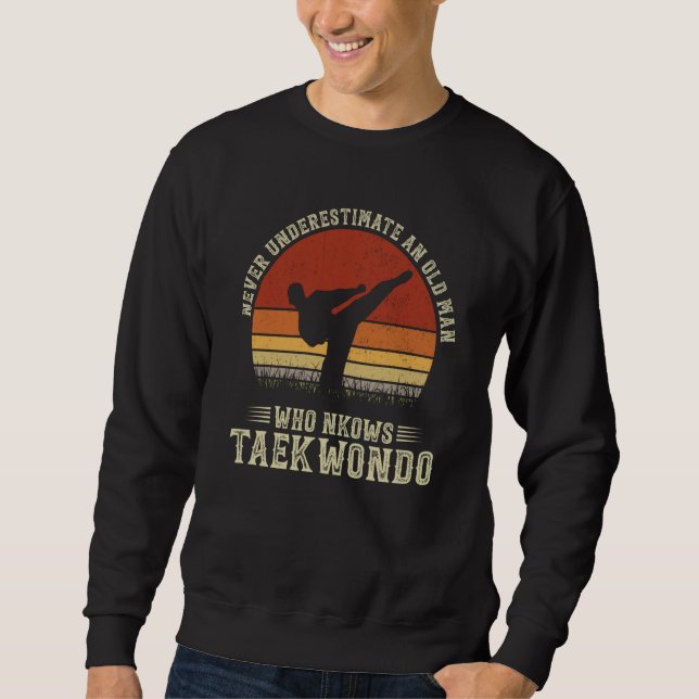 Never Underestimate An Old Man Who Knows Taekwondo Sweatshirt (Vorderseite)