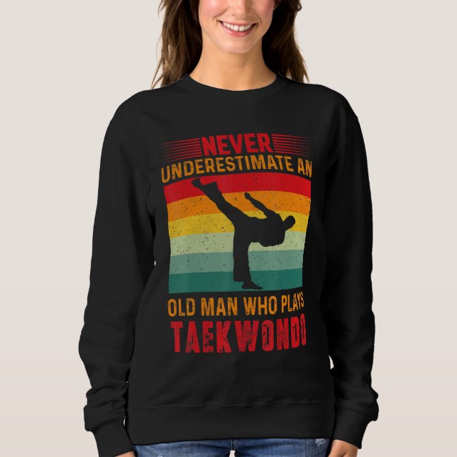 Never Underestimate An Old Man Who Plays Taekwondo Sweatshirt (Vorderseite)