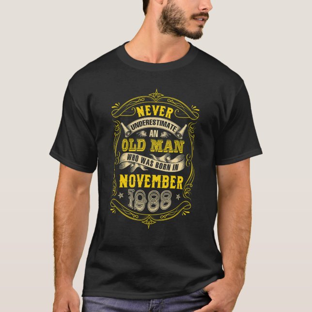 Never Underestimate An Old Man Who Was Born in Nov T-Shirt (Vorderseite)
