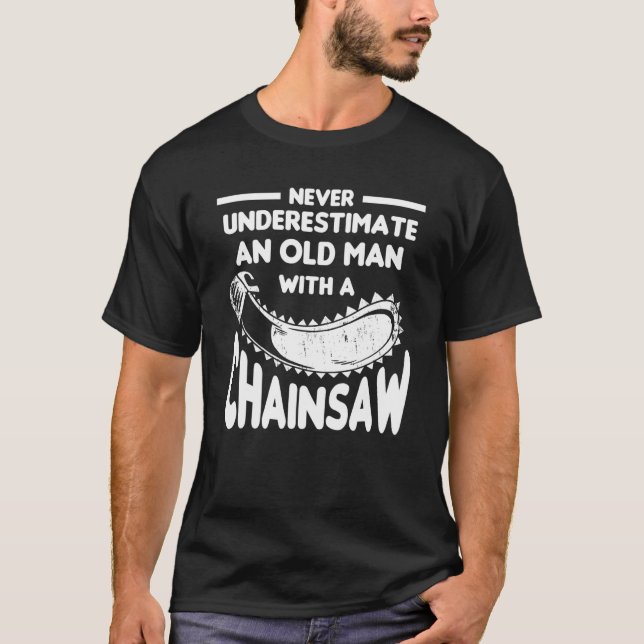 Never Underestimate An Old Man With A Chainsaw Arb T-Shirt (Vorderseite)