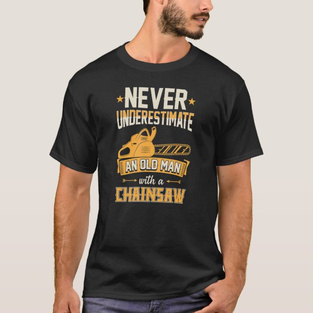 Never Underestimate An Old Man With A Chainsaw Log T-Shirt (Vorderseite)