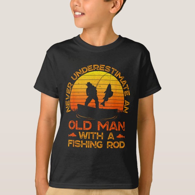Never Underestimate An Old Man With A Fishing Rod  T-Shirt (Vorderseite)