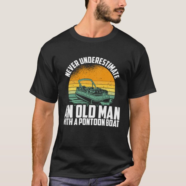 Never Underestimate An Old Man With A Pontoon Boat T-Shirt (Vorderseite)