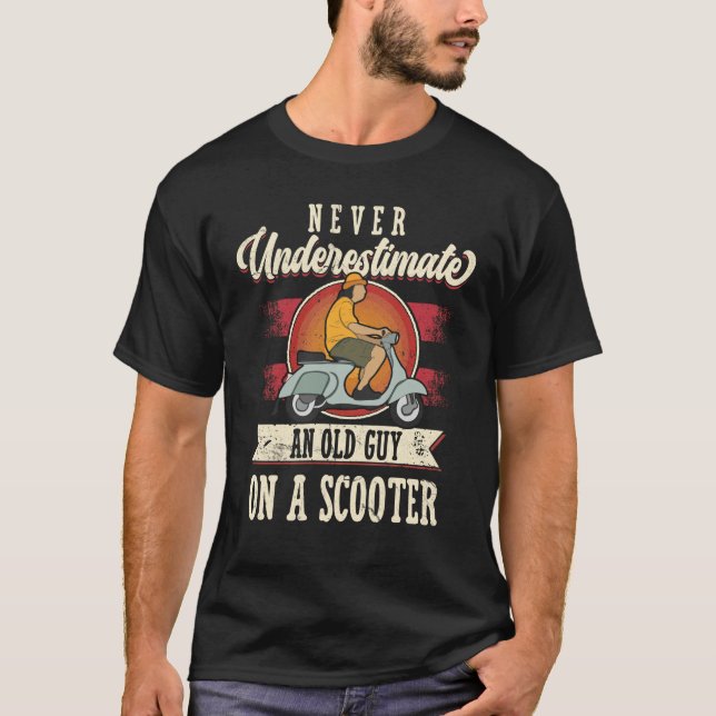 Never Underestimate An Old Man With A Scooter Pro  T-Shirt (Vorderseite)