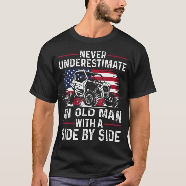 Never Underestimate An Old Man With A Side By Side T-Shirt (Vorderseite)