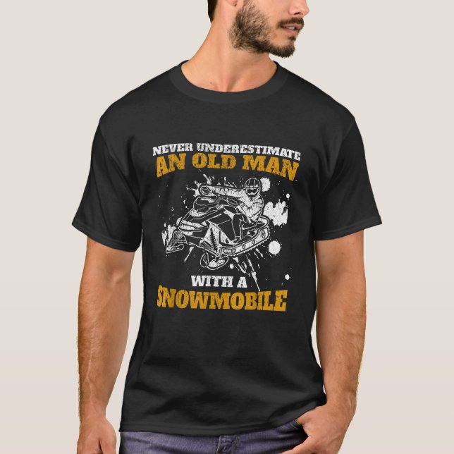 Never Underestimate An Old Man With A Snowmobile  T-Shirt (Vorderseite)