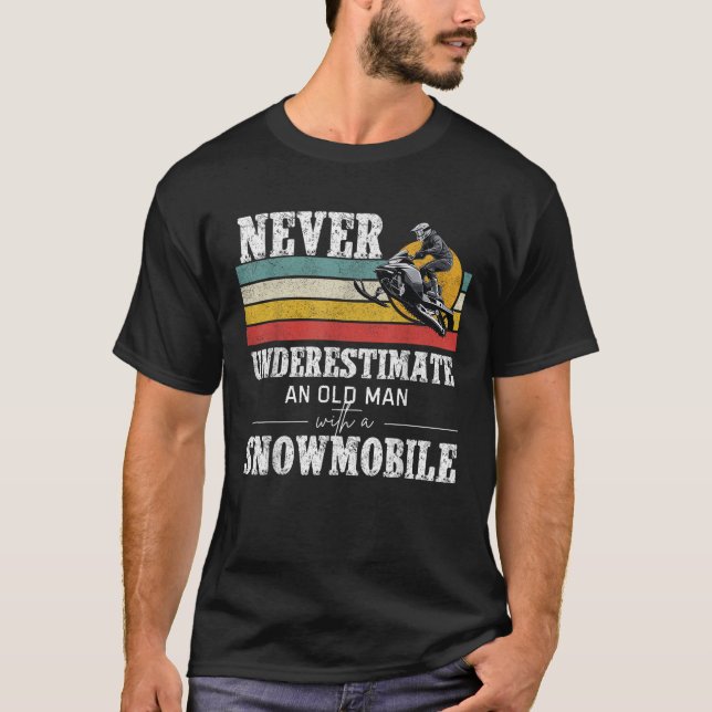 Never underestimate an old man with a snowmobile  T-Shirt (Vorderseite)